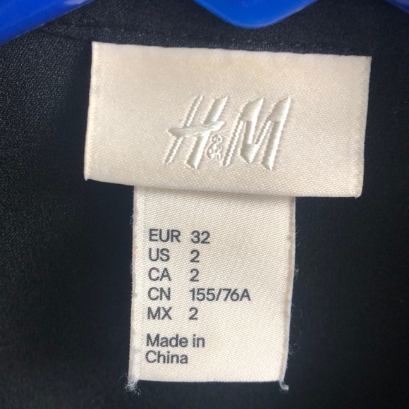 Black Sleeveless Blouse - Picture 3 of 5